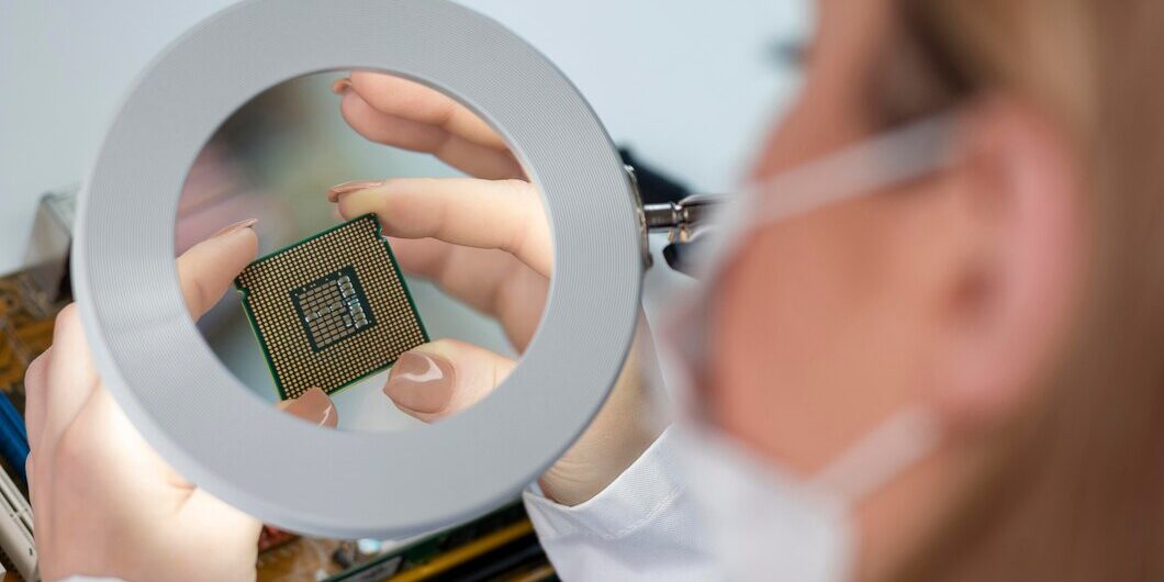 close-up-woman-looking-chip_23-2148925513 Siemens Simcenter
